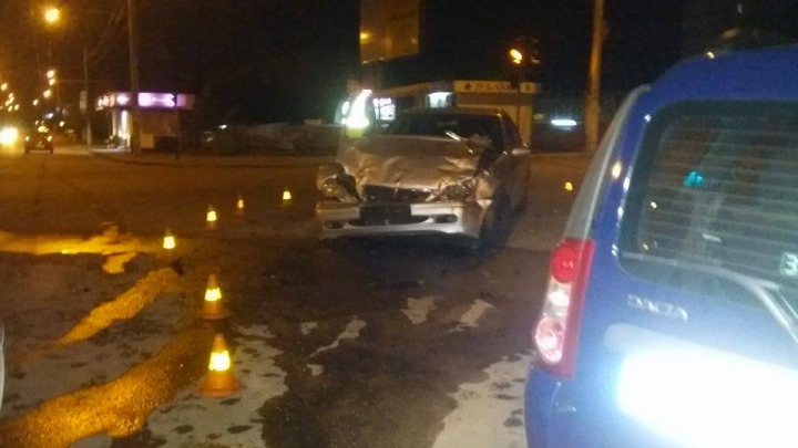 Accident violent în Capitală! Două persoane au ajuns în stare gravă la spital (FOTO)