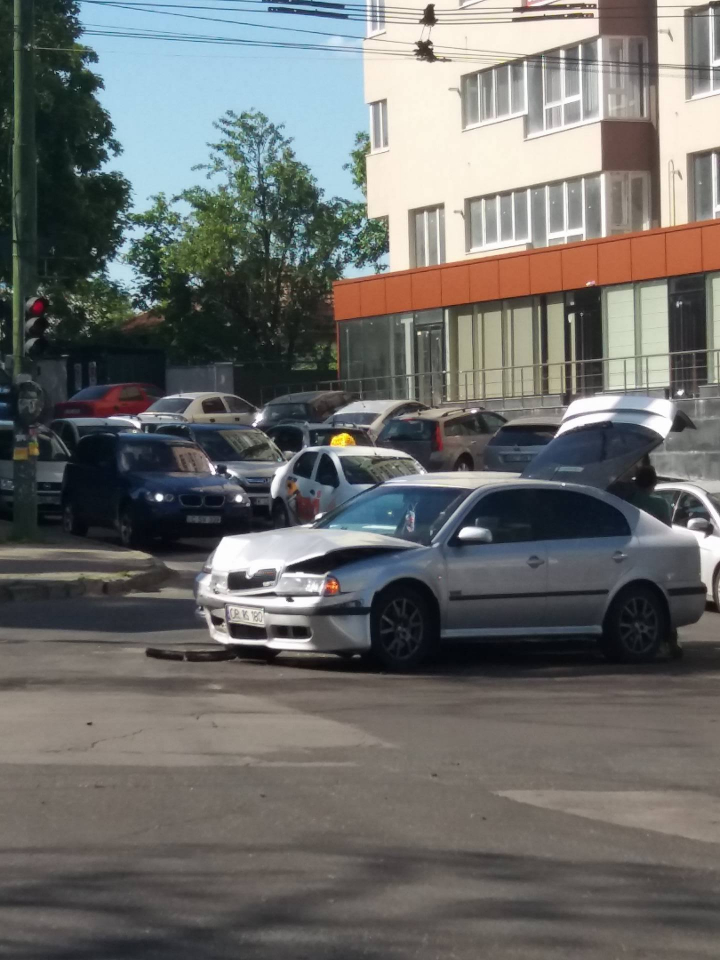 Circulație dificilă pe strada Ion Creangă, din cauza unui accident rutier (FOTO)