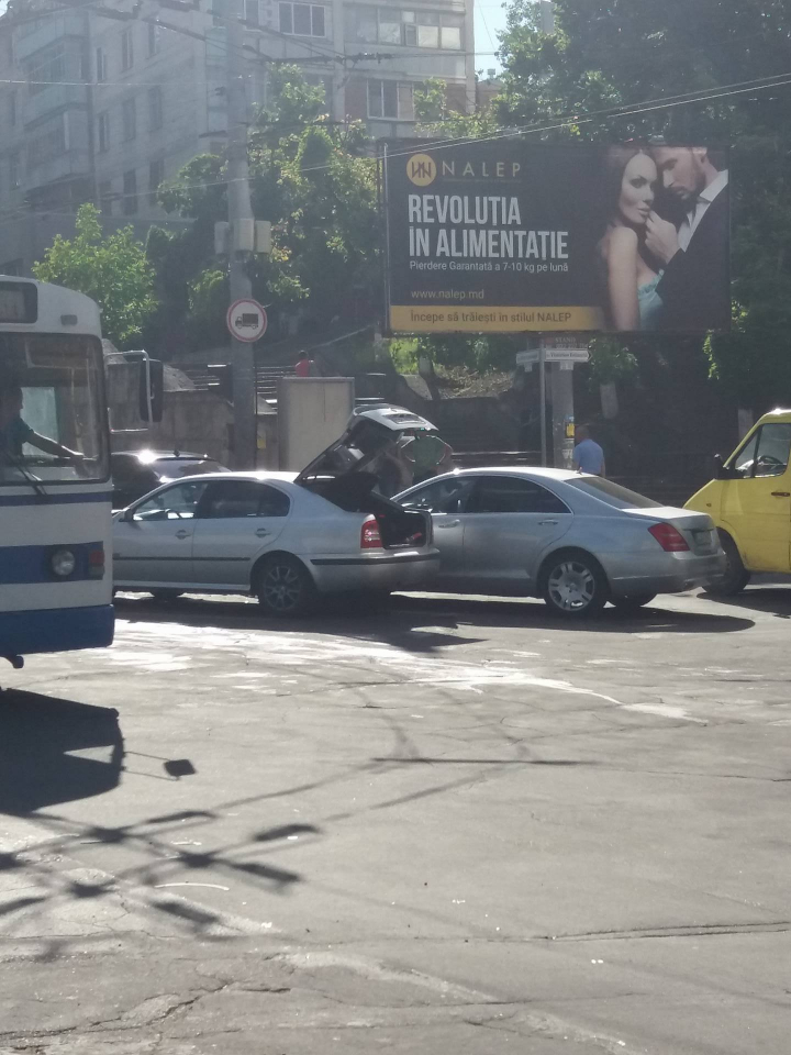 Circulație dificilă pe strada Ion Creangă, din cauza unui accident rutier (FOTO)