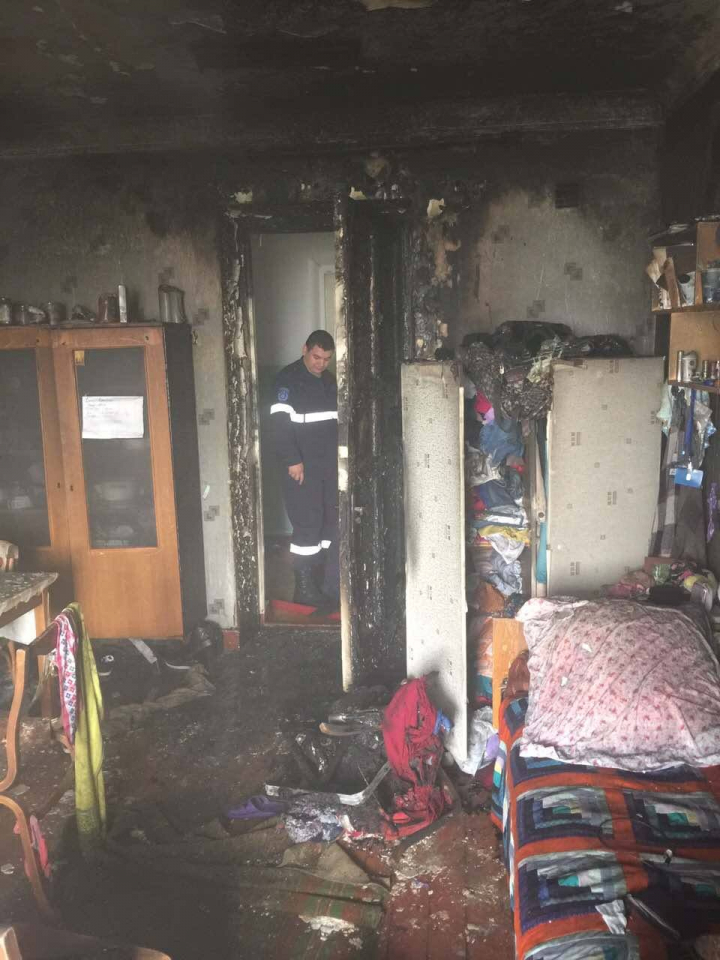 INCENDIU în Capitală: Un apartament din sectorul Botanica, cuprins de flăcări (FOTO)