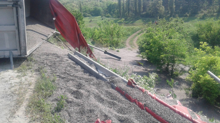 Un camion plin cu seminţe de floarea soarelui S-A RĂSTURNAT pe traseul Chişinău-Hînceşti (FOTO)