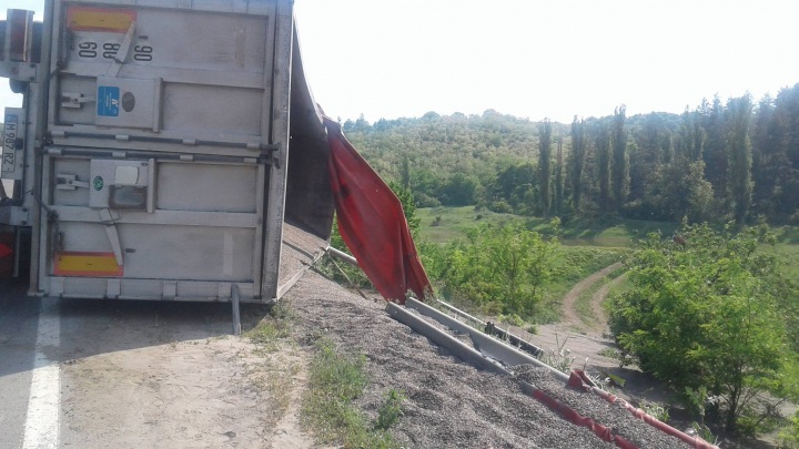Un camion plin cu seminţe de floarea soarelui S-A RĂSTURNAT pe traseul Chişinău-Hînceşti (FOTO)