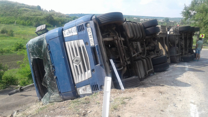 Un camion plin cu seminţe de floarea soarelui S-A RĂSTURNAT pe traseul Chişinău-Hînceşti (FOTO)