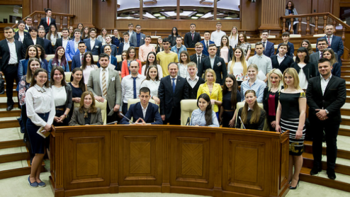 DEPUTAŢI PENTRU O ZI! Zeci de elevi şi studenţi au aflat ce înseamnă dezbaterea proiectelor în Parlament (FOTO)