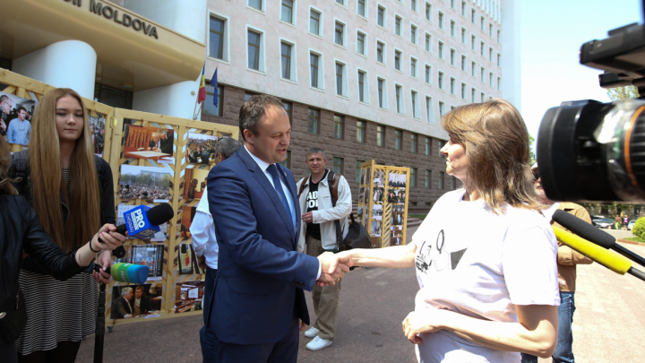 Ziua Libertății Presei. Andrian Candu, la discuţie cu jurnaliştii care protestau în faţa Parlamentului (FOTO/VIDEO)