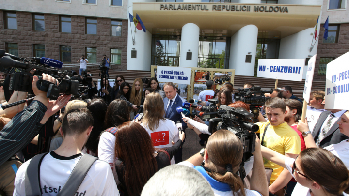 Ziua Libertății Presei. Andrian Candu, la discuţie cu jurnaliştii care protestau în faţa Parlamentului (FOTO/VIDEO)