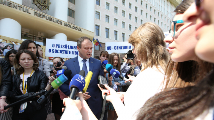 Ziua Libertății Presei. Andrian Candu, la discuţie cu jurnaliştii care protestau în faţa Parlamentului (FOTO/VIDEO)