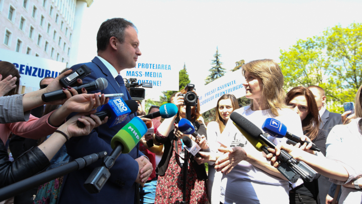 Ziua Libertății Presei. Andrian Candu, la discuţie cu jurnaliştii care protestau în faţa Parlamentului (FOTO/VIDEO)