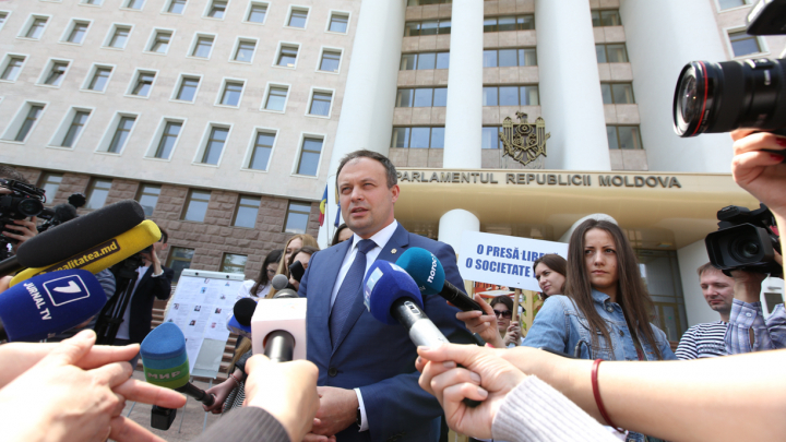 Ziua Libertății Presei. Andrian Candu, la discuţie cu jurnaliştii care protestau în faţa Parlamentului (FOTO/VIDEO)