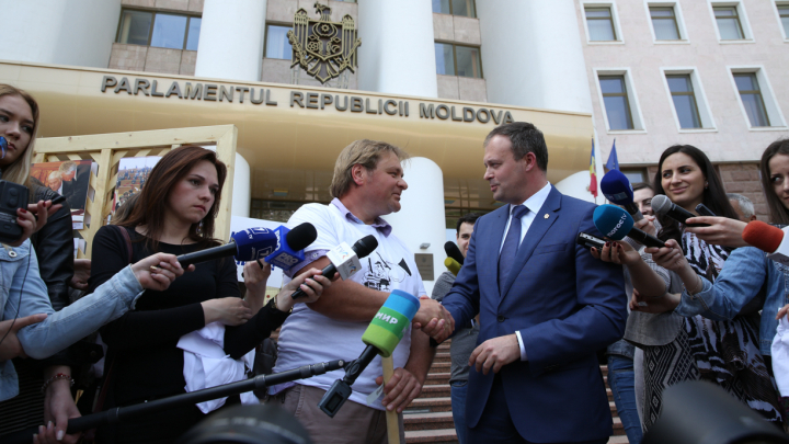 Ziua Libertății Presei. Andrian Candu, la discuţie cu jurnaliştii care protestau în faţa Parlamentului (FOTO/VIDEO)