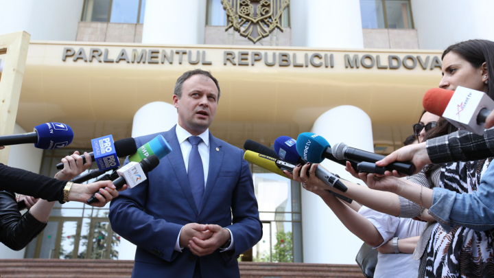 Ziua Libertății Presei. Andrian Candu, la discuţie cu jurnaliştii care protestau în faţa Parlamentului (FOTO/VIDEO)