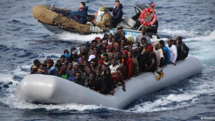 ŞOCANT! O femeie a NĂSCUT într-o barcă pneumatică în mijlocul mării aflânduse alături de 1.100 de migranți