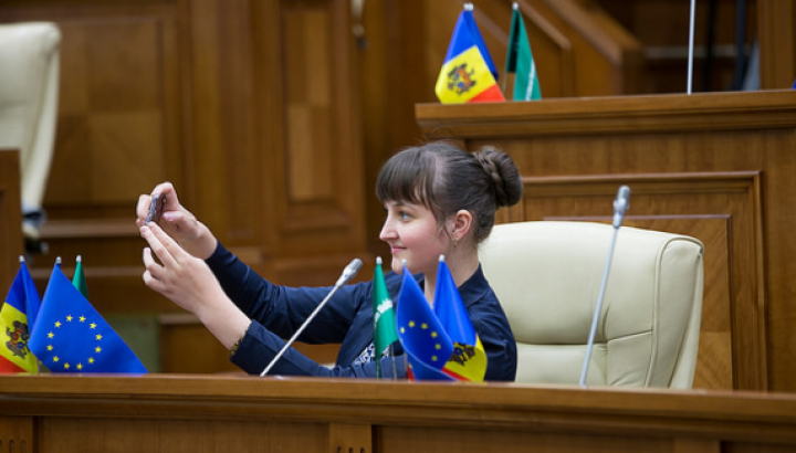 DEPUTAŢI PENTRU O ZI! Zeci de elevi şi studenţi au aflat ce înseamnă dezbaterea proiectelor în Parlament (FOTO)