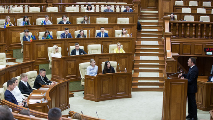 DEPUTAŢI PENTRU O ZI! Zeci de elevi şi studenţi au aflat ce înseamnă dezbaterea proiectelor în Parlament (FOTO)