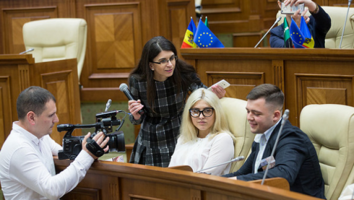 DEPUTAŢI PENTRU O ZI! Zeci de elevi şi studenţi au aflat ce înseamnă dezbaterea proiectelor în Parlament (FOTO)