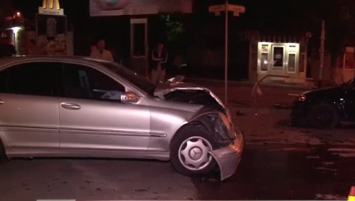 ACCIDENT GRAV în Capitală: Doi bărbați, transportați de urgență la spital. Unul dintre pasageri, aruncat peste geam (VIDEO)