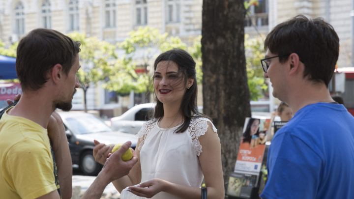 Campanie socială: Un măr în schimbul unei ţigări, de Ziua Mondială Antitutun (FOTOREPORT)