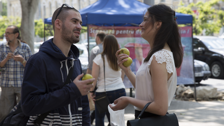 Campanie socială: Un măr în schimbul unei ţigări, de Ziua Mondială Antitutun (FOTOREPORT)