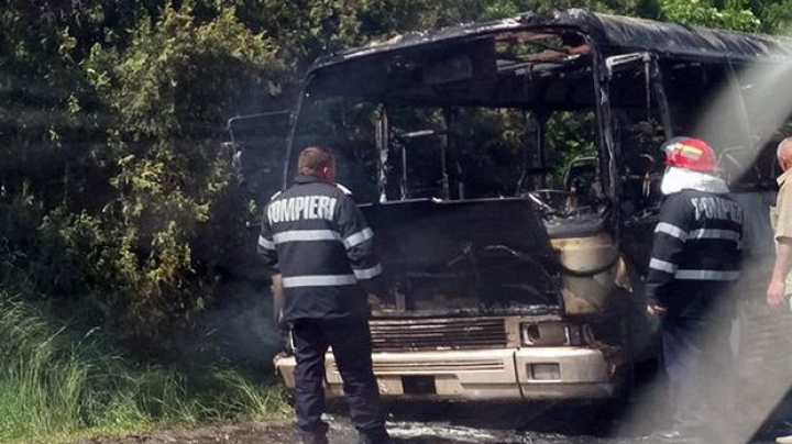 România: Un autobuz cu 17 oameni la bord a luat foc din mers