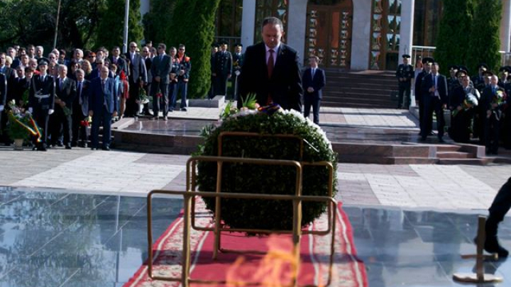 Ziua Victoriei şi a Europei a început cu depuneri de flori la complexul Memorial "Eternitate" (FOTO)