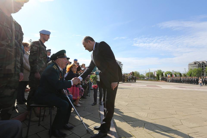 Ziua Victoriei şi a Europei a început cu depuneri de flori la complexul Memorial "Eternitate" (FOTO)