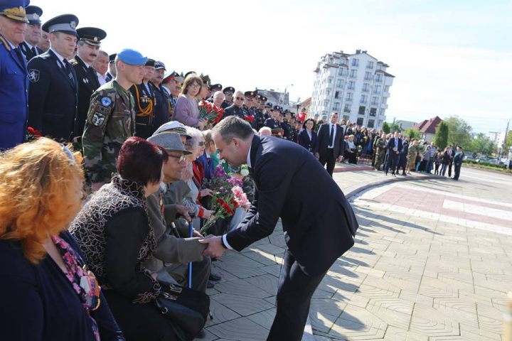 Ziua Victoriei şi a Europei a început cu depuneri de flori la complexul Memorial "Eternitate" (FOTO)