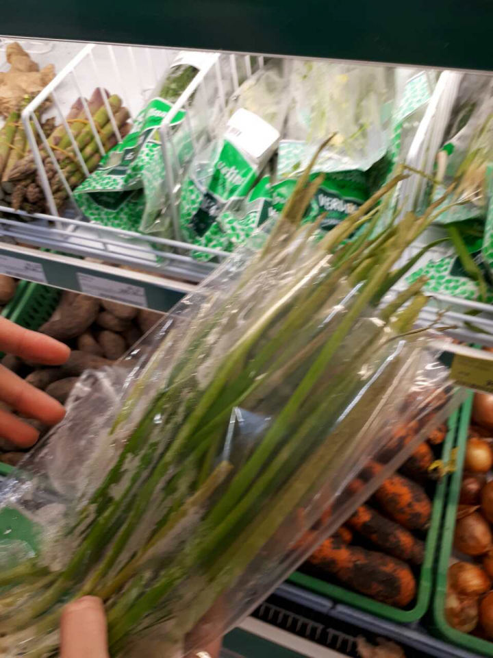 DEZGUSTĂTOR! Ce a găsit un cumpărător pe rafturile cu fructe şi legume dintr-un magazin din Capitală (FOTO)