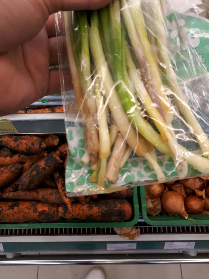 DEZGUSTĂTOR! Ce a găsit un cumpărător pe rafturile cu fructe şi legume dintr-un magazin din Capitală (FOTO)