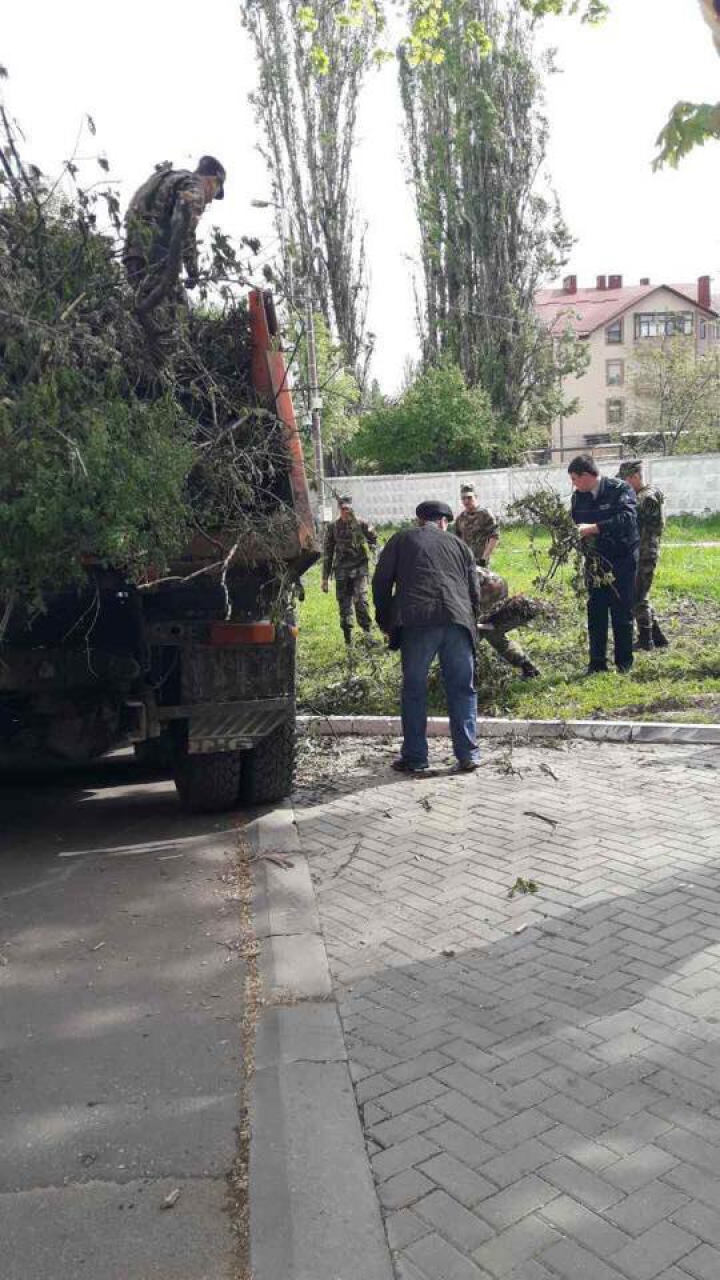 Mobilizare generală. Chiar dacă este 1 mai, continuă lucrările de salubrizare pentru a cincea zi consecutiv (FOTO/VIDEO)