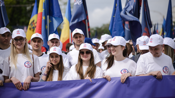 25.000 de oameni la marşul organizat de PDM de Ziua Victoriei şi Ziua Europei (FOTOREPORT)