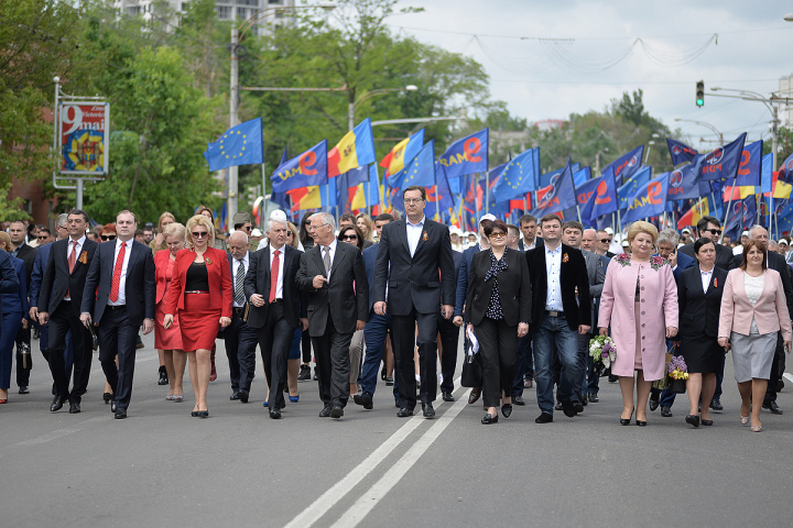 25.000 de oameni la marşul organizat de PDM de Ziua Victoriei şi Ziua Europei (FOTOREPORT)