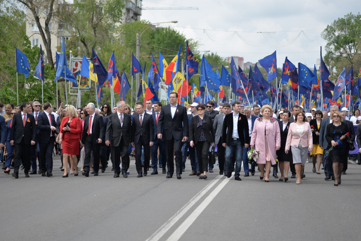 25.000 de oameni la marşul organizat de PDM de Ziua Victoriei şi Ziua Europei (FOTOREPORT)