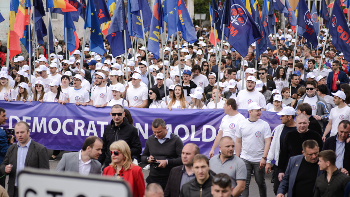 25.000 de oameni la marşul organizat de PDM de Ziua Victoriei şi Ziua Europei (FOTOREPORT)