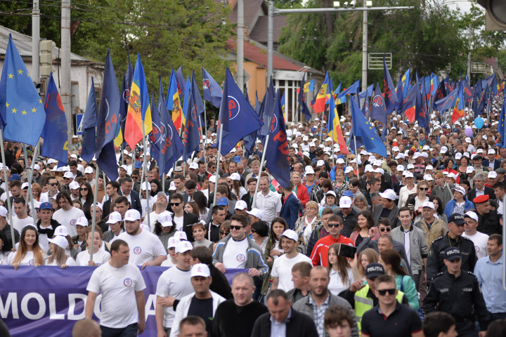 25.000 de oameni la marşul organizat de PDM de Ziua Victoriei şi Ziua Europei (FOTOREPORT)