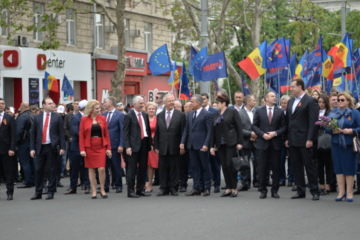 25.000 de oameni la marşul organizat de PDM de Ziua Victoriei şi Ziua Europei (FOTOREPORT)