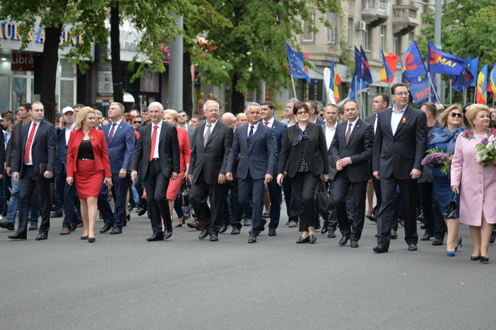 25.000 de oameni la marşul organizat de PDM de Ziua Victoriei şi Ziua Europei (FOTOREPORT)