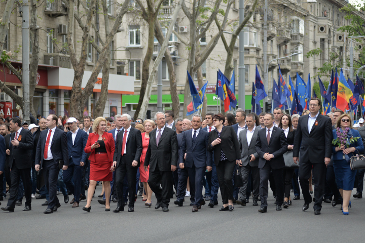 25.000 de oameni la marşul organizat de PDM de Ziua Victoriei şi Ziua Europei (FOTOREPORT)