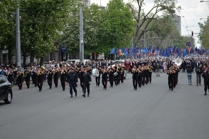 25.000 de oameni la marşul organizat de PDM de Ziua Victoriei şi Ziua Europei (FOTOREPORT)