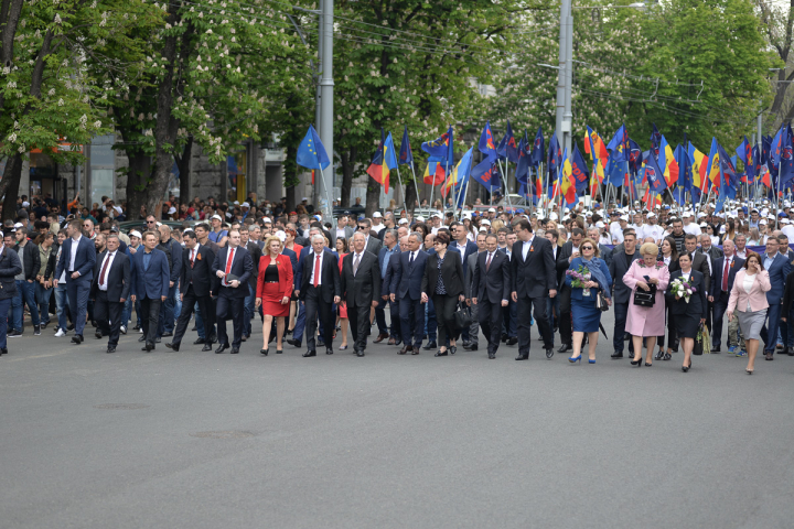 25.000 de oameni la marşul organizat de PDM de Ziua Victoriei şi Ziua Europei (FOTOREPORT)