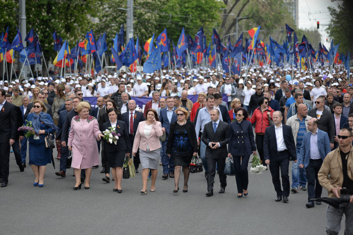 25.000 de oameni la marşul organizat de PDM de Ziua Victoriei şi Ziua Europei (FOTOREPORT)