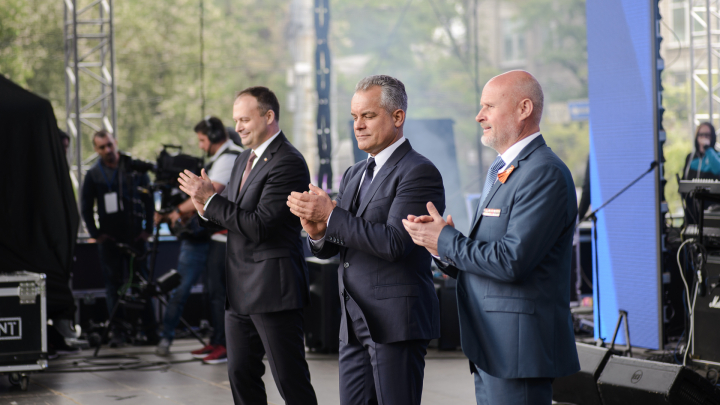 CONCERT GRANDIOS în PMAN de Ziua Victoriei şi Ziua Europei. 50.000 de oameni, prezenţi la eveniment (FOTO/LIVE VIDEO)