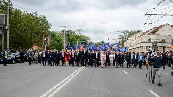 25.000 de oameni la marşul organizat de PDM de Ziua Victoriei şi Ziua Europei (FOTOREPORT)