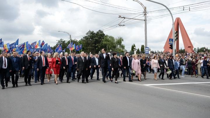 25.000 de oameni la marşul organizat de PDM de Ziua Victoriei şi Ziua Europei (FOTOREPORT)