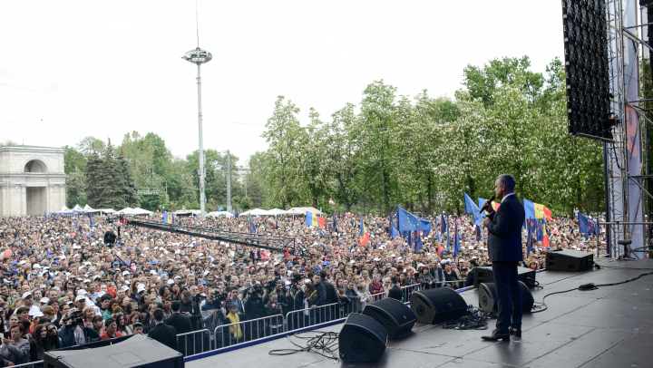 CONCERT GRANDIOS în PMAN de Ziua Victoriei şi Ziua Europei. 50.000 de oameni, prezenţi la eveniment (FOTO/LIVE VIDEO)
