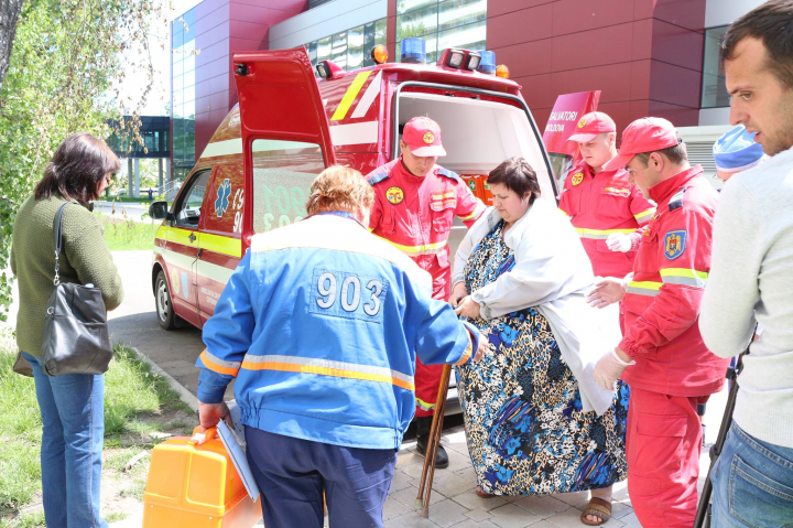 Are 49 de ani şi cântăreşte 320 de kg! O femeie din Şoldăneşti a avut nevoie de ajutorul medicilor (FOTO)