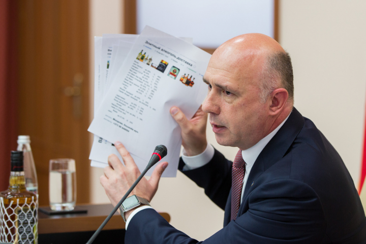 Filip cu sticla de whisky fără timbru cumpărată de pe Internet. Vama, CNA şi PA vor da explicaţii