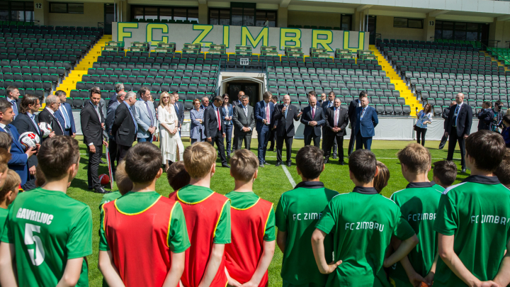 Premierul Pavel Filip, către copiii FC Zimbru: "Sunteţi cei care vor duce faima ţării noastre în toată lumea" (FOTO/VIDEO)