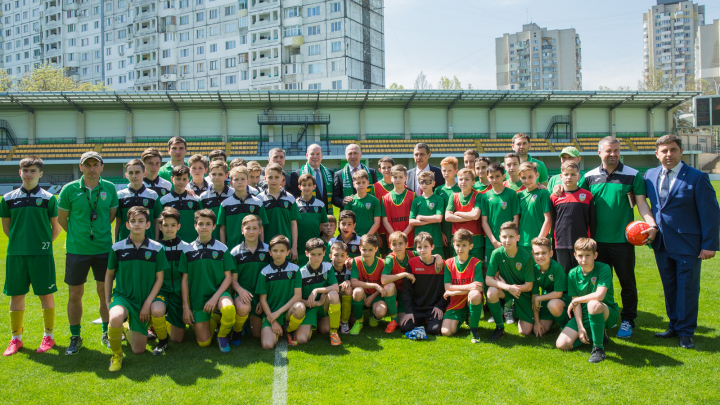 Premierul Pavel Filip, către copiii FC Zimbru: "Sunteţi cei care vor duce faima ţării noastre în toată lumea" (FOTO/VIDEO)