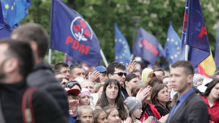 25.000 de oameni la marşul organizat de PDM de Ziua Victoriei şi Ziua Europei (FOTOREPORT)