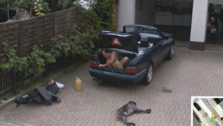 Google Street View: Cele mai ciudate imagini surprinse vreodată pe hartă (FOTO)